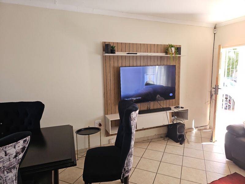 Stand Alone 3 Bedroom 2 Bath House To Rent in Blue Hills, Midrand - Photo 10