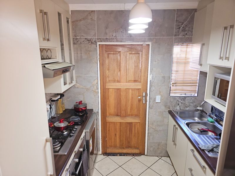 Stand Alone 3 Bedroom 2 Bath House To Rent in Blue Hills, Midrand - Photo 7