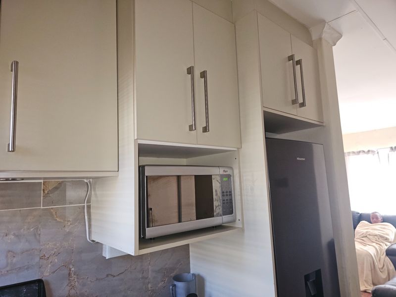Stand Alone 3 Bedroom 2 Bath House To Rent in Blue Hills, Midrand - Photo 6
