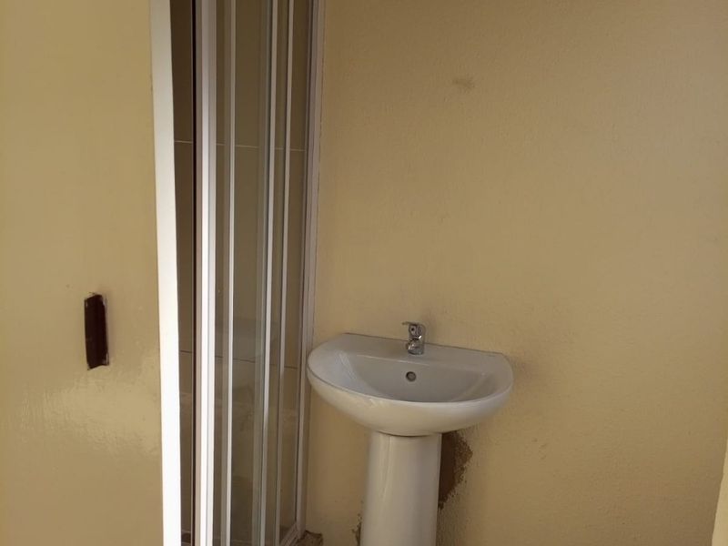 Townhouse For Sale in Chiawelo, Soweto - Photo 9