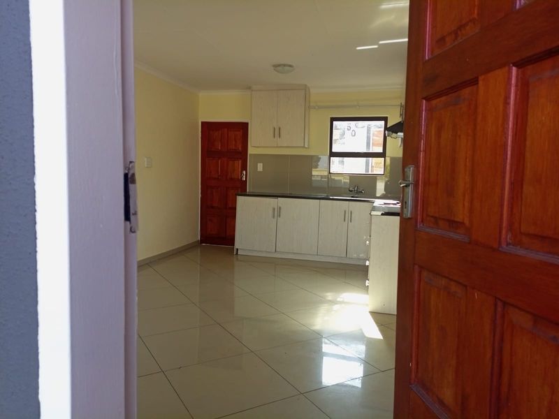 Townhouse For Sale in Chiawelo, Soweto - Photo 7