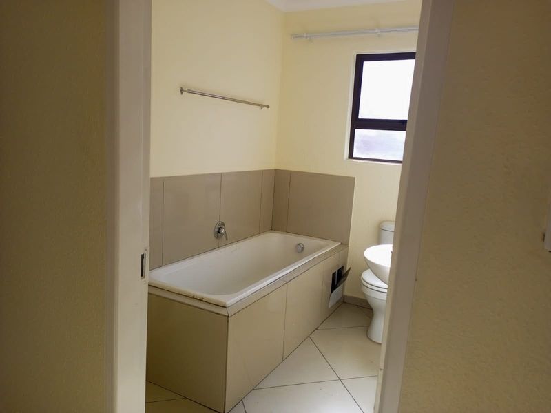 Townhouse For Sale in Chiawelo, Soweto - Photo 6