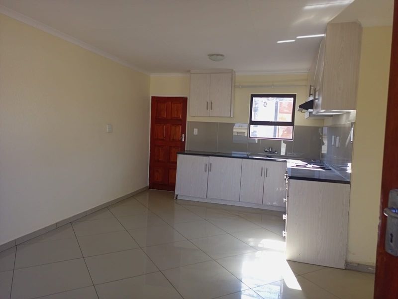 Townhouse For Sale in Chiawelo, Soweto - Photo 4
