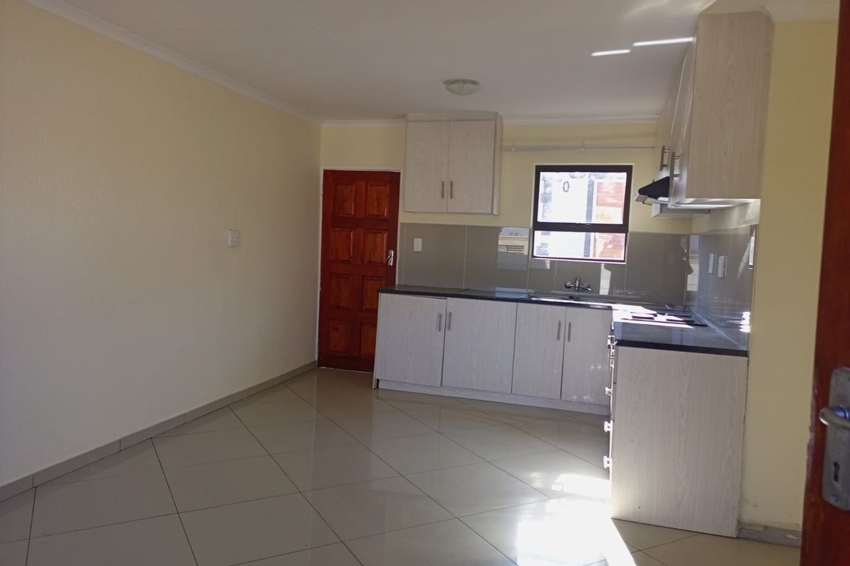 Townhouse For Sale in Chiawelo, Soweto - Photo 4