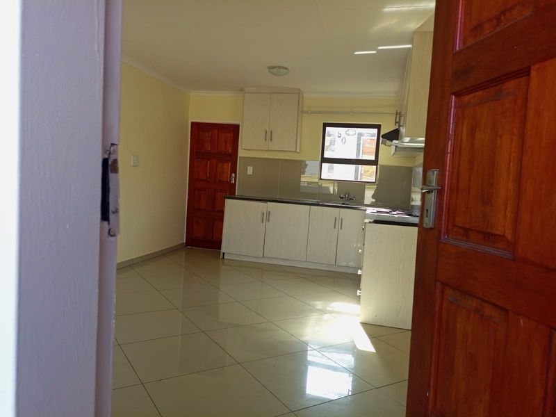 Townhouse For Sale in Chiawelo, Soweto - Photo 5