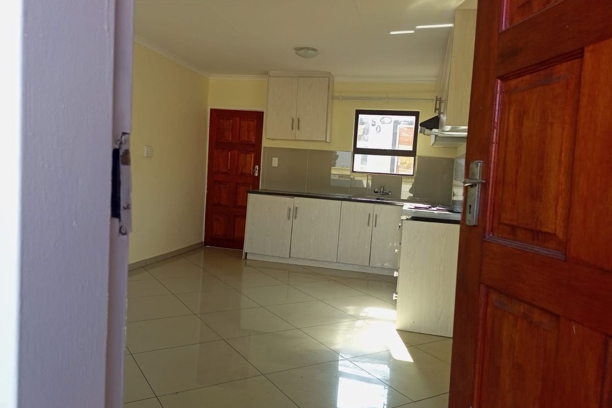 Townhouse For Sale in Chiawelo, Soweto - Photo 5
