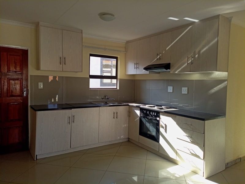 Townhouse For Sale in Chiawelo, Soweto - Photo 2