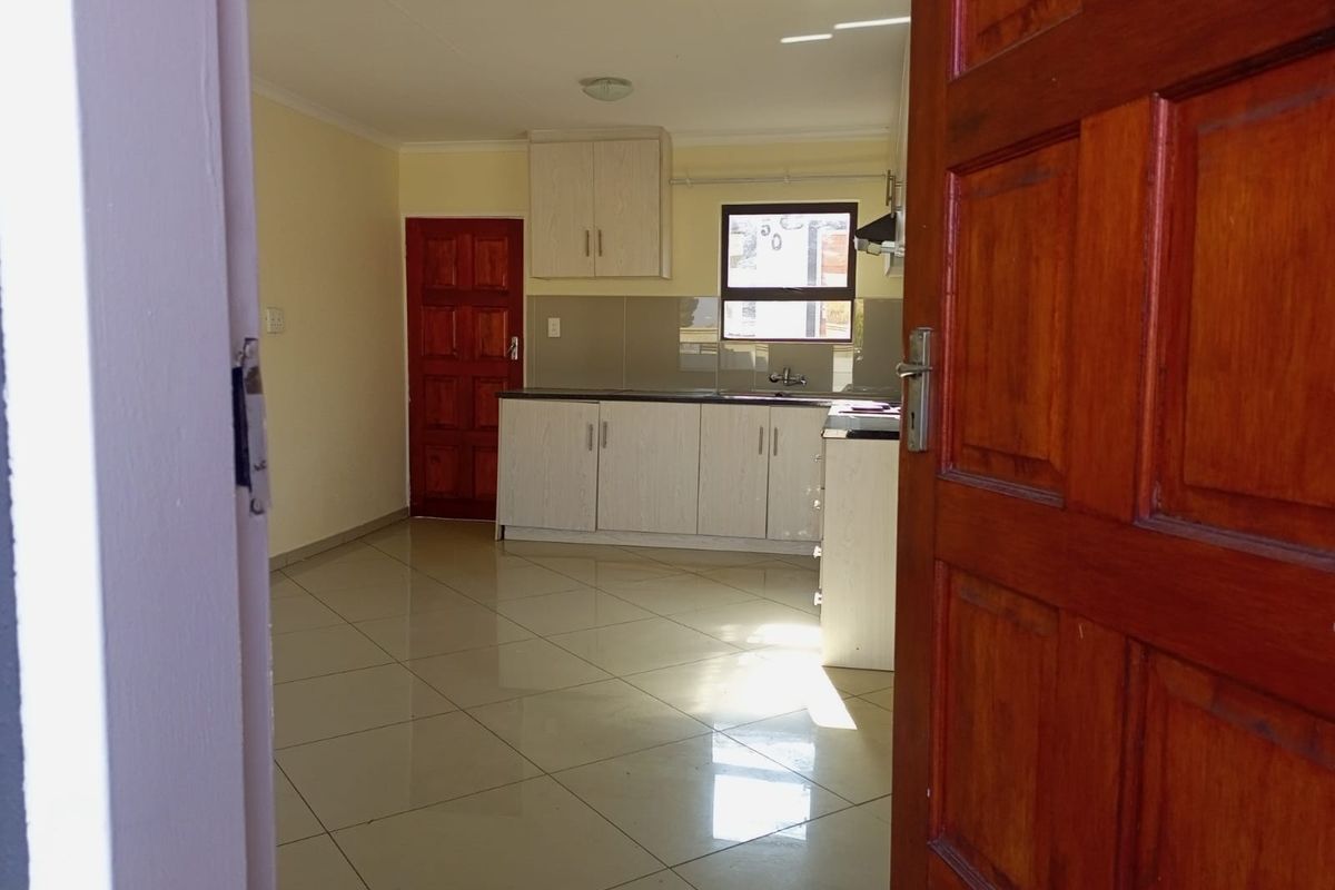 Townhouse For Sale in Chiawelo, Soweto - Photo 3