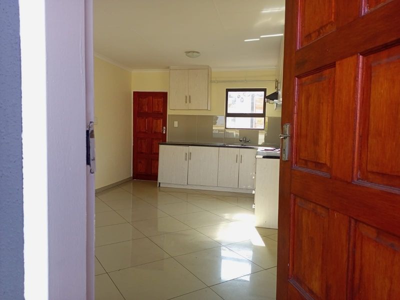 Townhouse For Sale in Chiawelo, Soweto - Photo 10