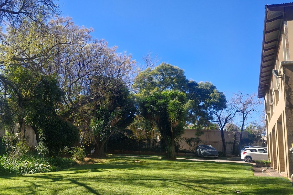 Grand Northcliff Family Home with Breathtaking Views and Unlimited Potential - Photo 5