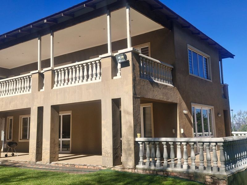 Grand Northcliff Family Home with Breathtaking Views and Unlimited Potential - Photo 4