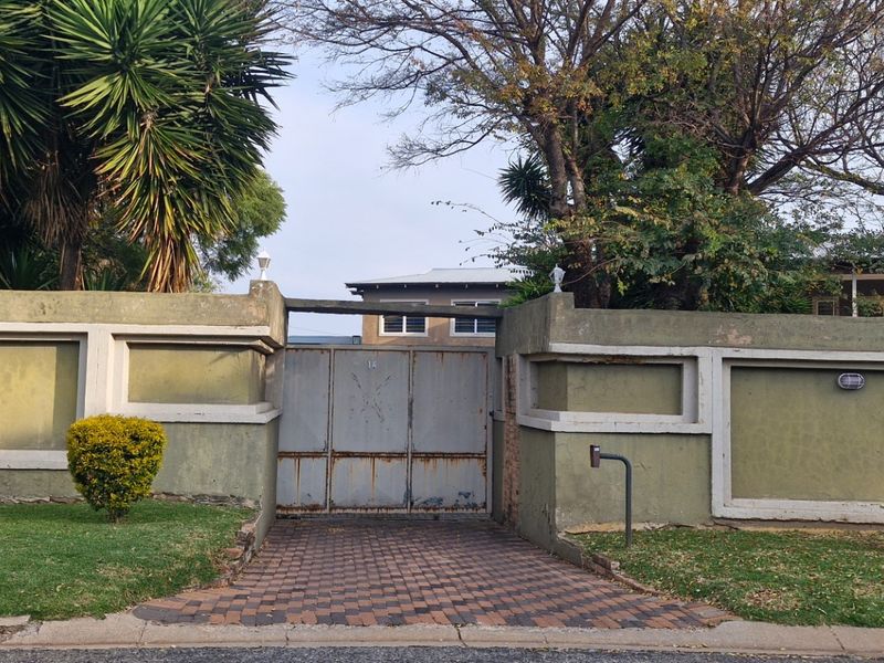 Grand Northcliff Family Home with Breathtaking Views and Unlimited Potential - Photo 2
