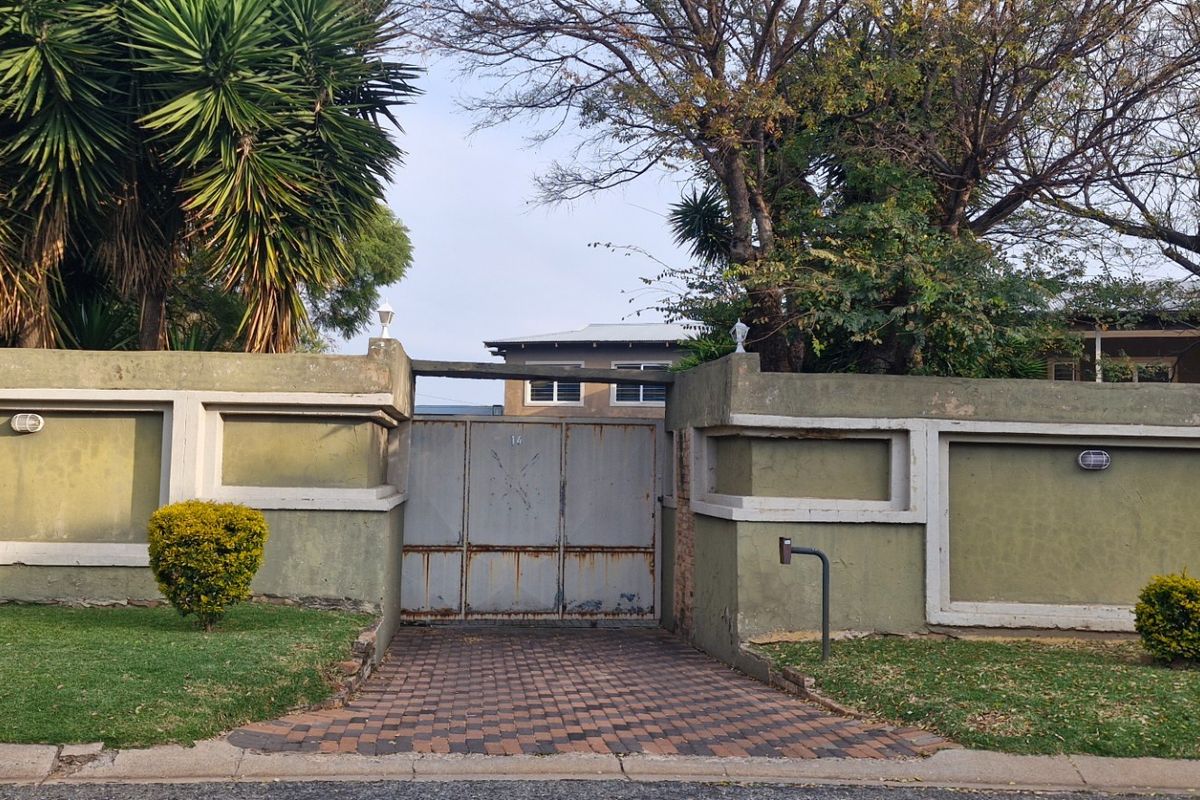 Grand Northcliff Family Home with Breathtaking Views and Unlimited Potential - Photo 2