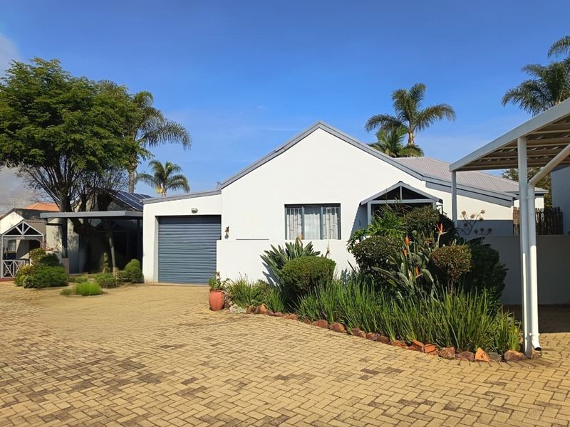 Solar-Powered 3 Bedroom Townhouse with Study, Pool and Private Garden in Moreleta Park - Photo 1