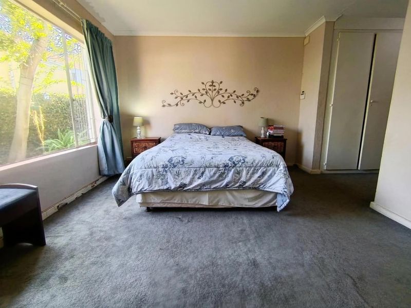 Solar-Powered 3 Bedroom Townhouse with Study, Pool and Private Garden in Moreleta Park - Photo 5