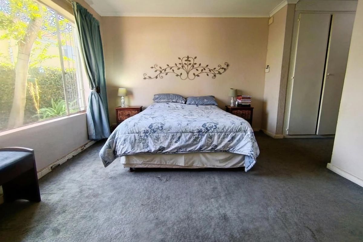 Solar-Powered 3 Bedroom Townhouse with Study, Pool and Private Garden in Moreleta Park - Photo 5