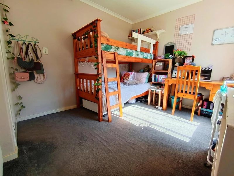 Solar-Powered 3 Bedroom Townhouse with Study, Pool and Private Garden in Moreleta Park - Photo 7