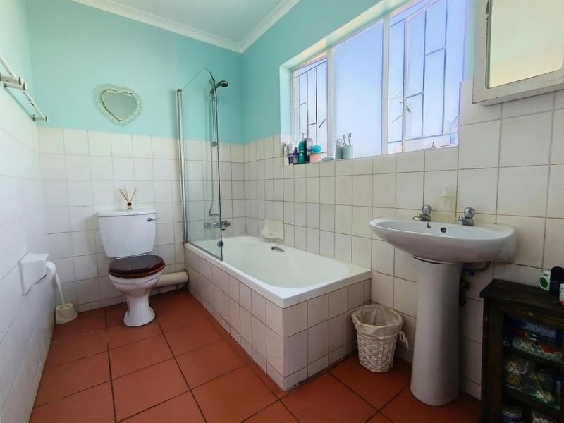 Solar-Powered 3 Bedroom Townhouse with Study, Pool and Private Garden in Moreleta Park - Photo 6