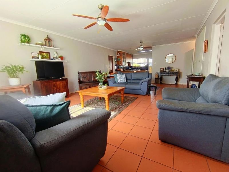 Solar-Powered 3 Bedroom Townhouse with Study, Pool and Private Garden in Moreleta Park - Photo 2