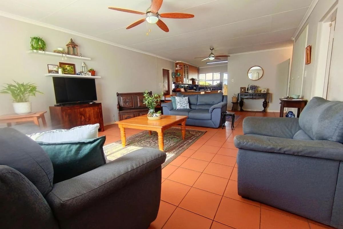 Solar-Powered 3 Bedroom Townhouse with Study, Pool and Private Garden in Moreleta Park - Photo 2