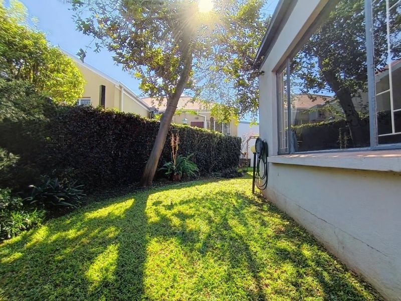 Solar-Powered 3 Bedroom Townhouse with Study, Pool and Private Garden in Moreleta Park - Photo 10