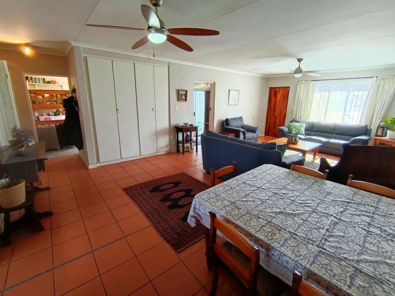 Solar-Powered 3 Bedroom Townhouse with Study, Pool and Private Garden in Moreleta Park - Photo 3