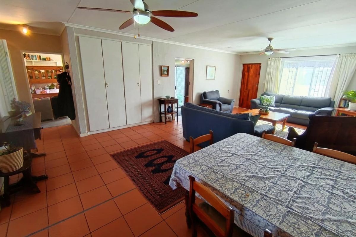 Solar-Powered 3 Bedroom Townhouse with Study, Pool and Private Garden in Moreleta Park - Photo 3