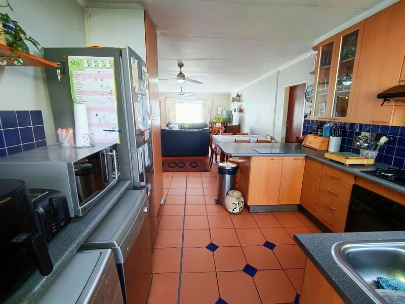 Solar-Powered 3 Bedroom Townhouse with Study, Pool and Private Garden in Moreleta Park - Photo 4