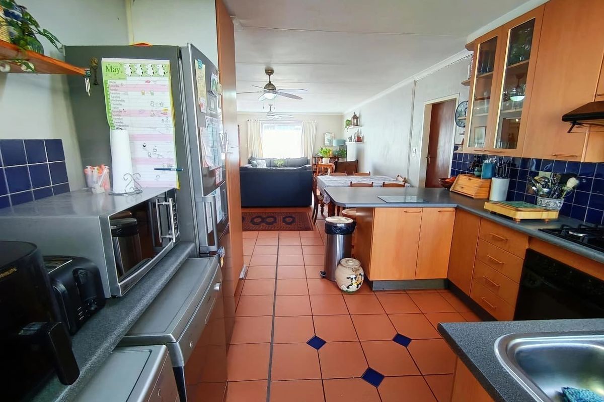 Solar-Powered 3 Bedroom Townhouse with Study, Pool and Private Garden in Moreleta Park - Photo 4