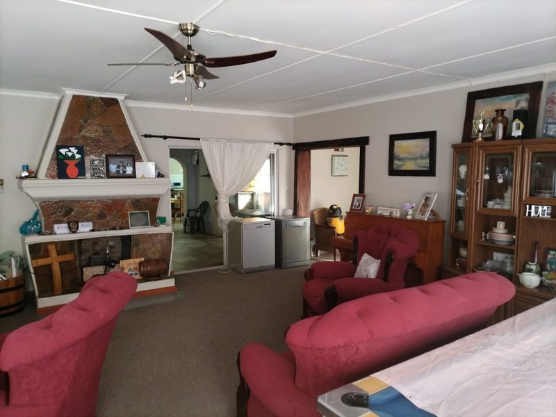 House For Sale in Beaufort West - Photo 9