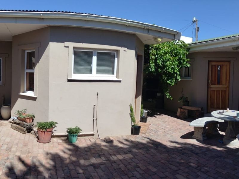 House For Sale in Beaufort West - Photo 5