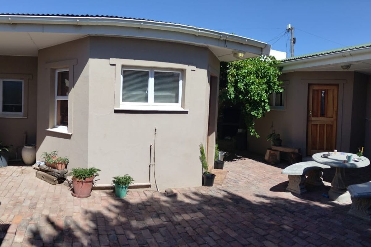 House For Sale in Beaufort West - Photo 5