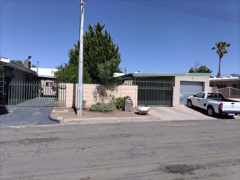 House For Sale in Beaufort West - Photo 3