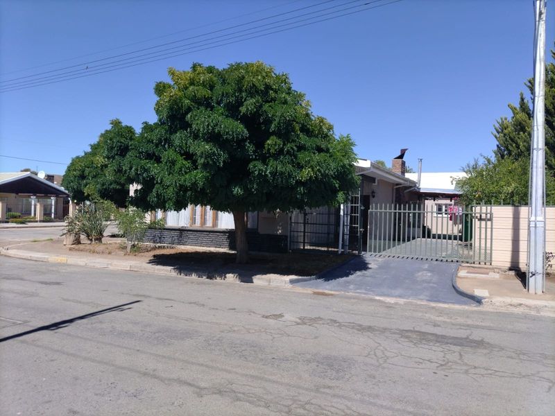 House For Sale in Beaufort West - Photo 2