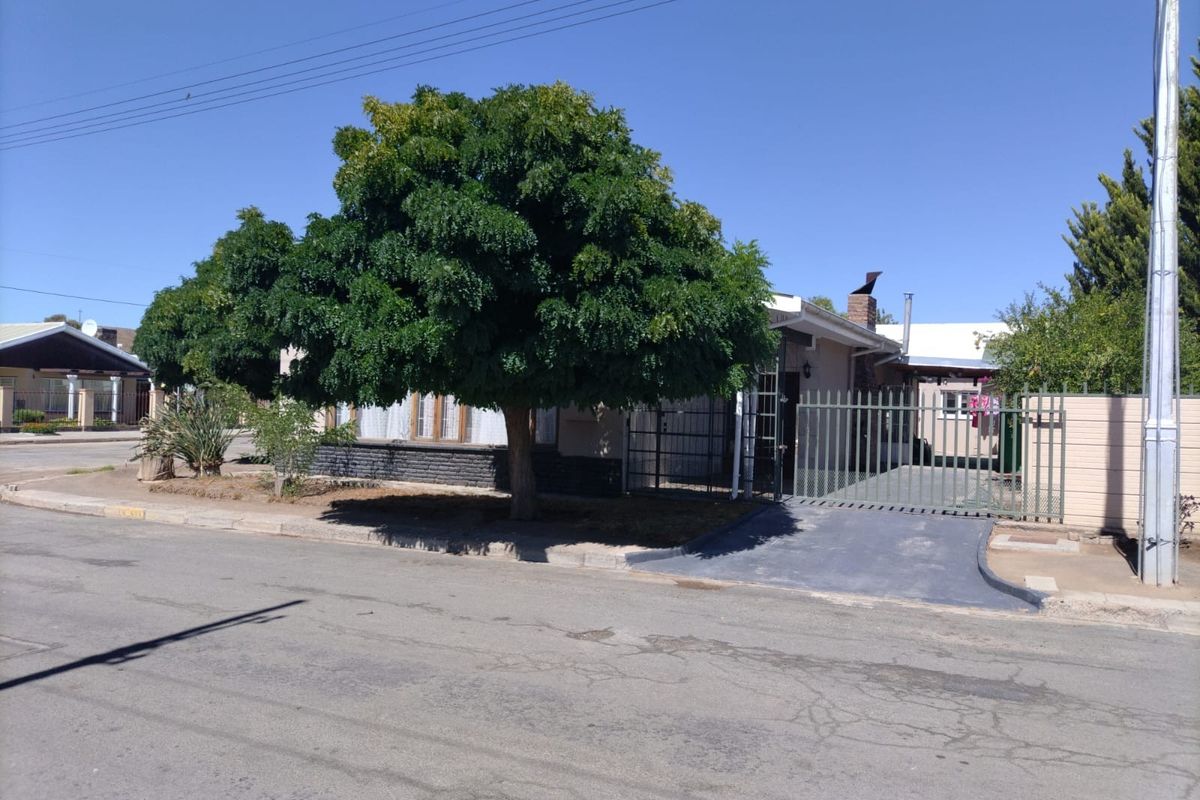 House For Sale in Beaufort West - Photo 2