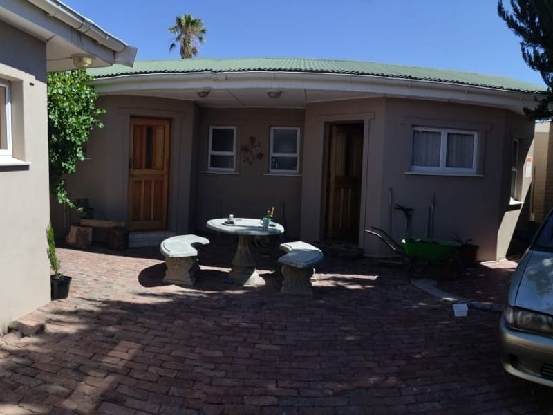 House For Sale in Beaufort West - Photo 4