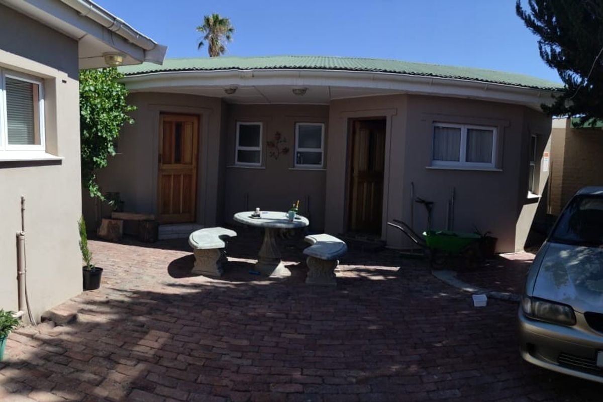 House For Sale in Beaufort West - Photo 4