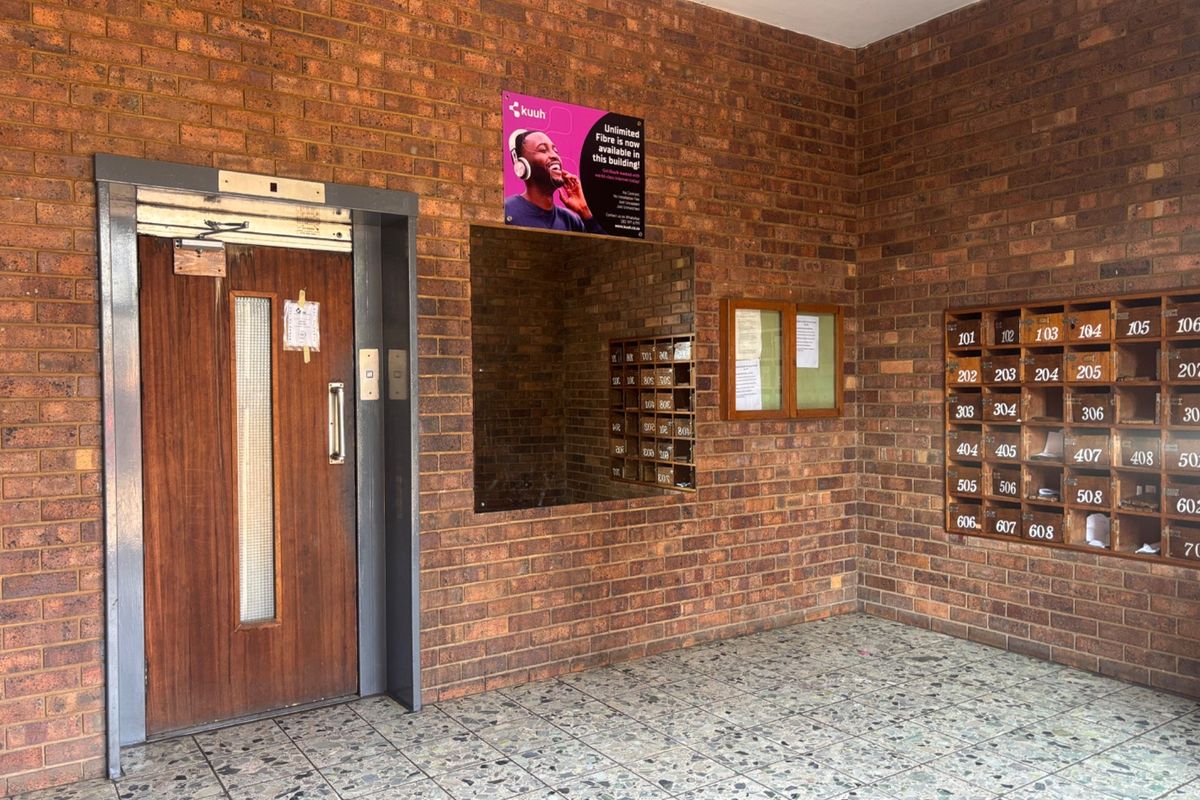 Apartment For Sale in Sunnyside, Pretoria - Photo 2