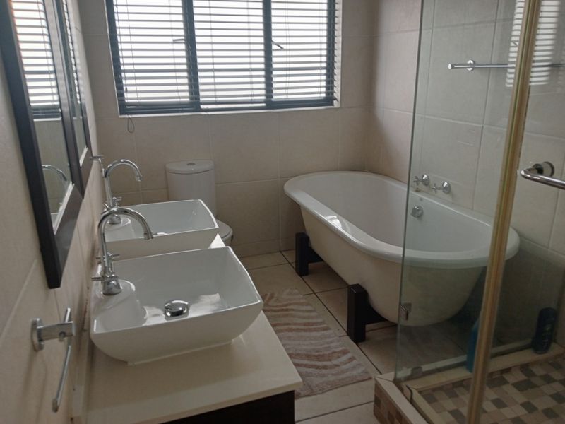 Modern, spacious 3 bedroom 2 bathroom apartment in secure estate - Photo 9