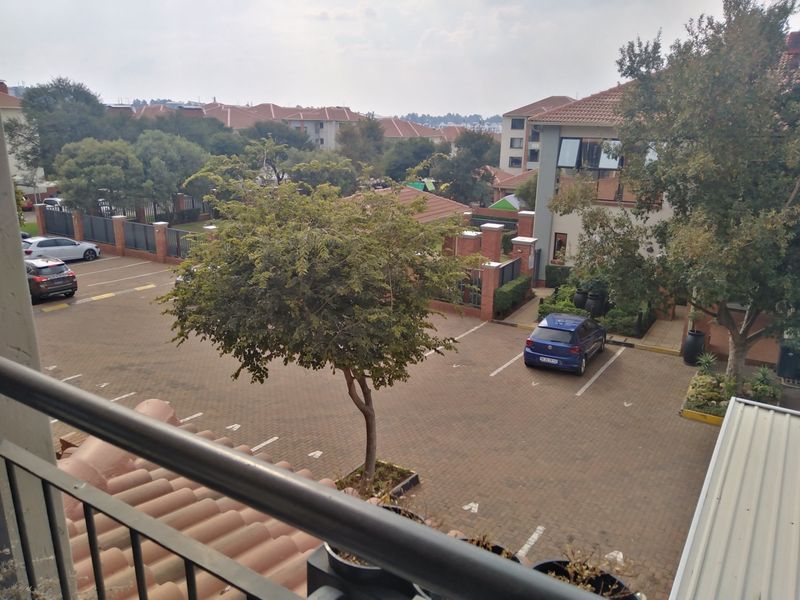 Modern, spacious 3 bedroom 2 bathroom apartment in secure estate - Photo 8
