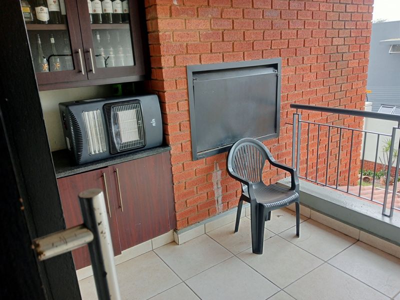 Modern, spacious 3 bedroom 2 bathroom apartment in secure estate - Photo 7