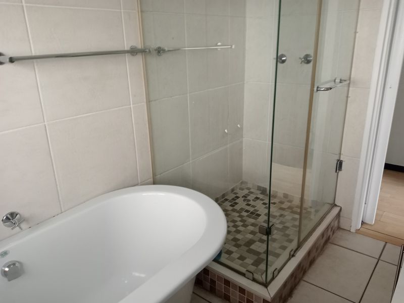 Modern, spacious 3 bedroom 2 bathroom apartment in secure estate - Photo 10