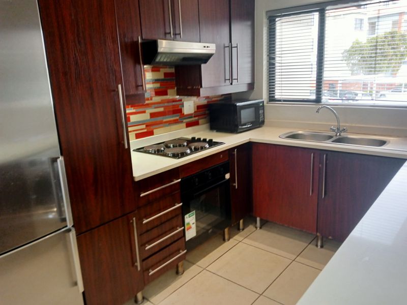 Modern, spacious 3 bedroom 2 bathroom apartment in secure estate - Photo 4