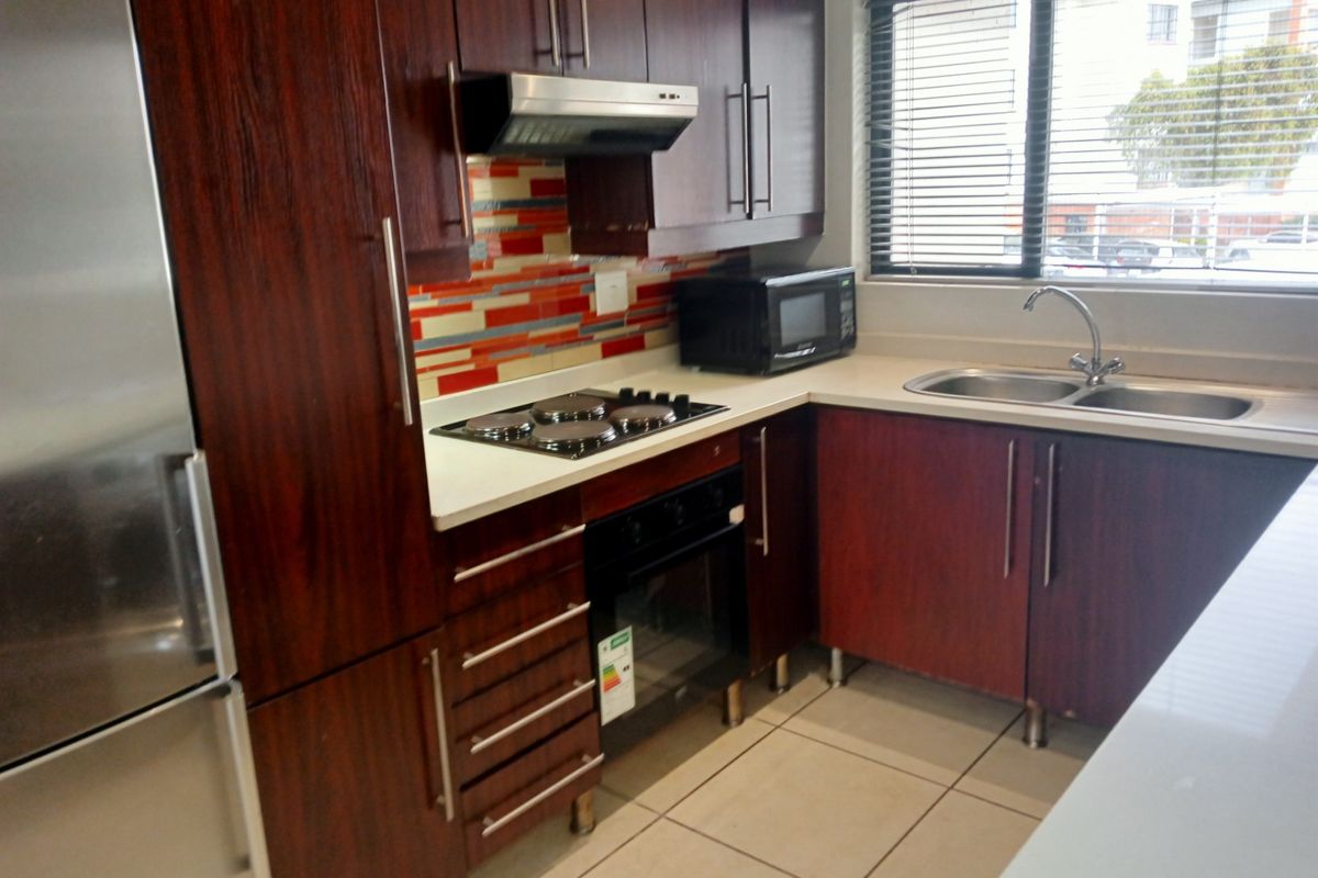 Modern, spacious 3 bedroom 2 bathroom apartment in secure estate - Photo 4