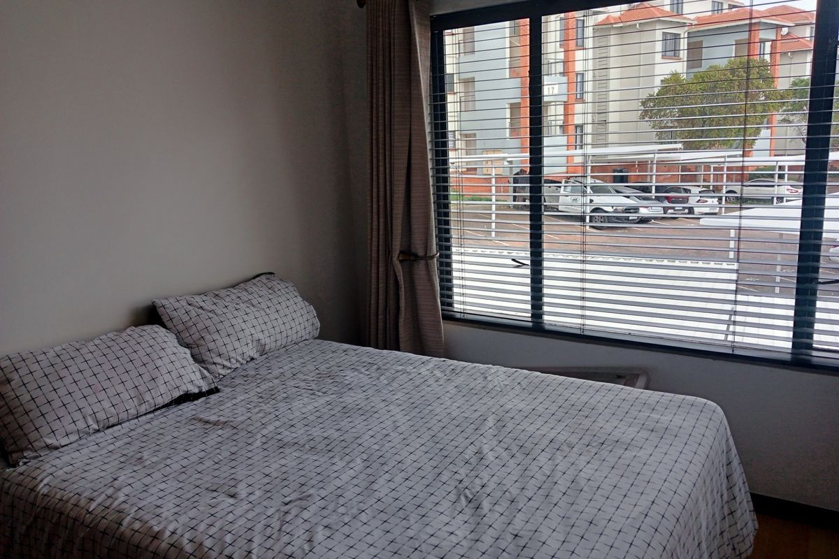 Modern, spacious 3 bedroom 2 bathroom apartment in secure estate - Photo 2