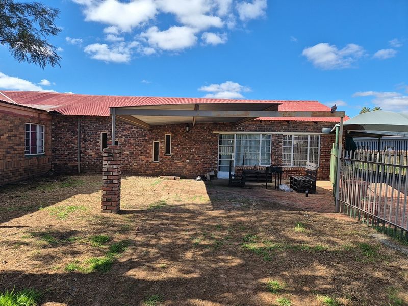 House For Sale in Potchefstroom Central, Potchefstroom, North West - Photo 4