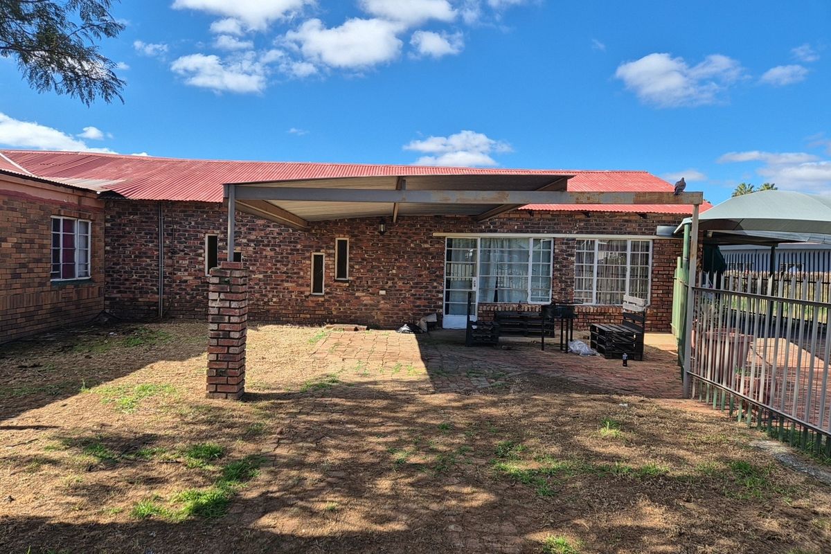 House For Sale in Potchefstroom Central, Potchefstroom, North West - Photo 4