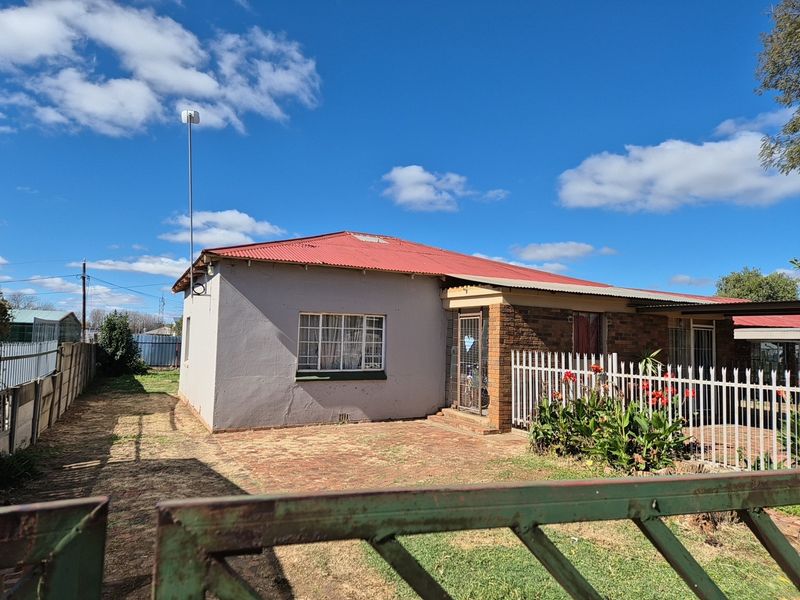 House For Sale in Potchefstroom Central, Potchefstroom, North West - Photo 2