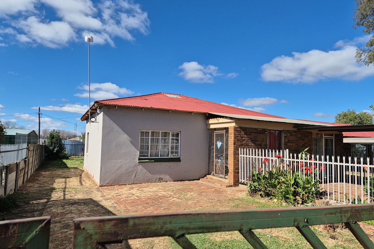House For Sale in Potchefstroom Central, Potchefstroom, North West - Photo 2