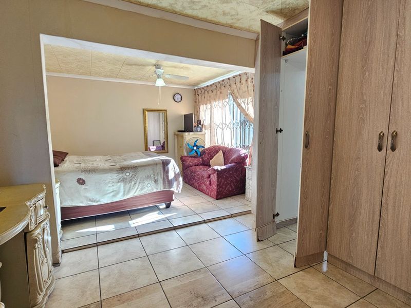 Neat Three Bedroom Family Home with Building Plans on a Spacious 1,485m2 Stand - Photo 9